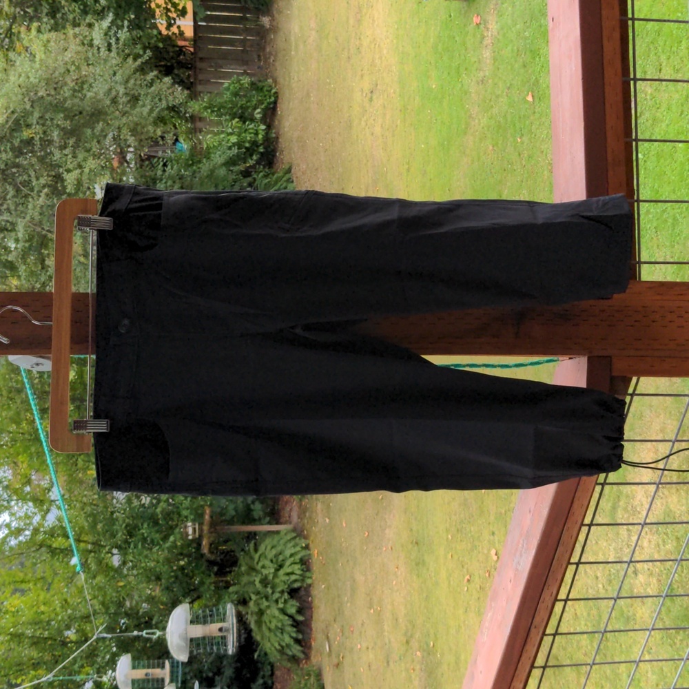 Eddie Bauer Rainier capris, size 16